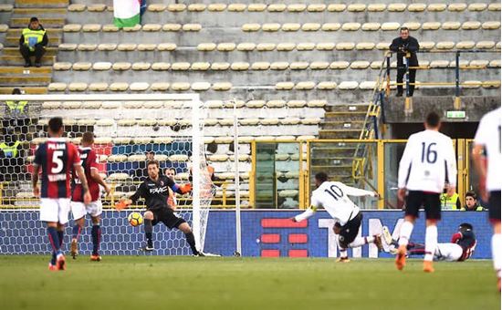 joao pedro segna il gol del provvisorio vantaggio del cagliari sul bologna