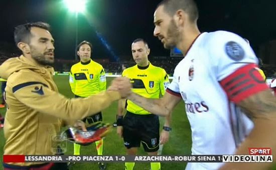 cagliari milan la stretta di mano fra i due capitani