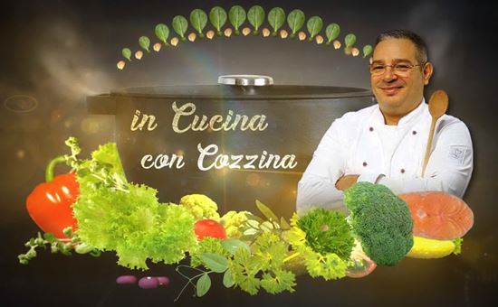 in cucina con cozzina