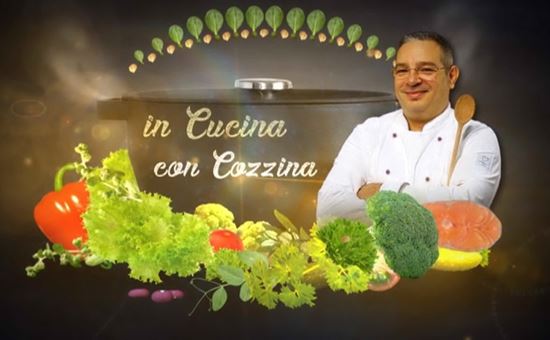 in cucina con cozzina