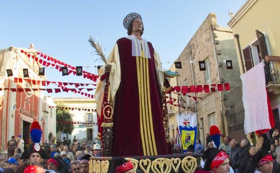 la statua di sant antioco in processione