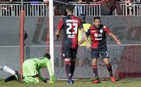 la difesa del cagliari umiliata dal napoli
