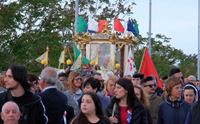 la processione di sant efisio verso la maddalena spiaggia