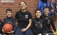 carla spolitu istruttrice di minibasket insieme ai suoi ragazzi