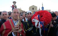 le celebrazioni di sant efisio presso la chiesetta sulla spiaggia di nora