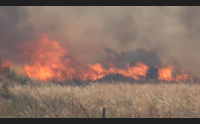 guspini vasto incendio lambisce le case in azione un canadair