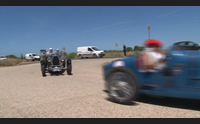 cabras i turisti sulle bugatti d epoca il nostro museo la strada