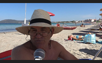 alghero pulizie fai da te sulla spiaggia invasa dalle alghe