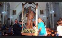 gesturi il paese vestito a festa aspetta fra nicola santo