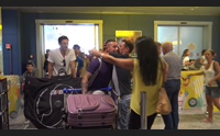 cagliari sardi in fuga da barcellona gli abbracci dopo la paura