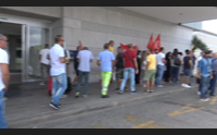 alghero scoppia la rabbia in aeroporto sit in dei lavoratori