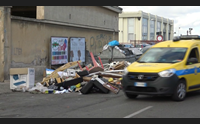 cagliari i rifiuti invadono le strade dopo il mercatino troppi incivili