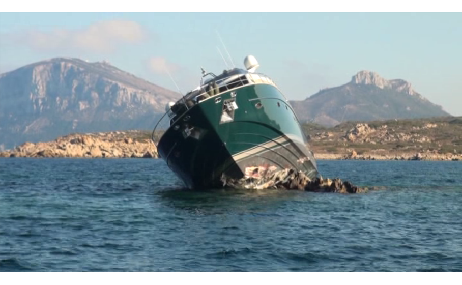 Golfo Aranci Yacht Sugli Scogli A Cala Sabina Aperta Un