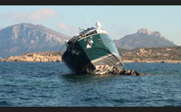 golfo aranci yacht sugli scogli a cala sabina aperta una inchiesta