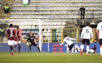joao pedro segna il gol del provvisorio vantaggio del cagliari sul bologna