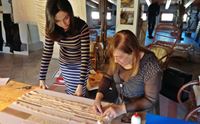 ambra osserva maria grazia medda all opera nel suo laboratorio