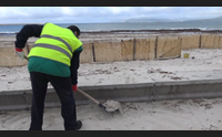 alghero la sabbia invade il lungomare le barriere non bastano