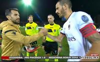 cagliari milan la stretta di mano fra i due capitani