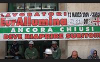 eurallumina operai in trincea siamo disperati riaprite lo stabilimento