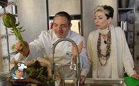 in cucina con cozzina