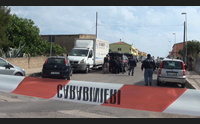 porto torres barricato in casa per 10 ore blitz delle forze dell ordine