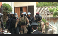 porto torres barricato in casa per 10 ore blitz delle forze dell ordine