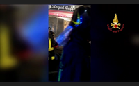 cagliari paura a is mirrionis attentato al royal caf di via timavo
