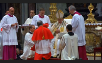 angelo becciu cardinale il suo abbraccio col papa al concistoro