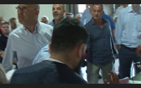 pd assemblea fra urla e spintoni salta l elezione del segretario