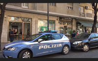cagliari paura in centro rapinatori armati in gioielleria