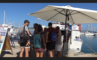 turisti ad alghero per le mini crociere un estate senza boom