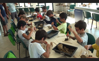 a genoni ragazzi pazzi per i fossili con i campi da paleontologi