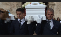 a mandas i funerali l ultimo saluto ai gemelli e a mamma angela