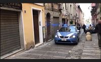 sassari gli spari nel centro storico si cerca il misterioso aggressore