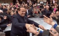 silvio berlusconi tra la folla a pirri