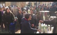 qui latte gratis al via la distribuzione lo regaliamo alla gente