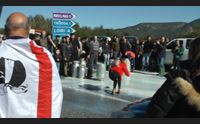 protesta del latte pastori galluresi bloccano traffico sulla olbia nuoro