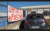 tregua a thiesi il latte nel caseificio riprende la produzione