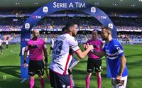 scambio di gagliardetti fra ceppitelli e quagliarella autore del rigore partita