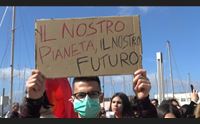 cagliari studenti in corteo per salvare il mondo dall inquinamento
