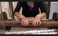 a isili quattro donne al telaio pronte a difendere l artigianato tessile