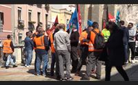 cagliari in piazza la protesta dei portuali e dipendenti aias