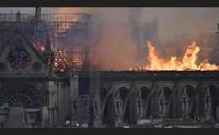 brucia la cattedrale di notre dame il racconto dei turisti sardi