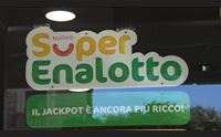 cagliari tutti in ricevitoria alla caccia del jackpot milionario