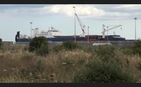 cagliari tensione al porto canale pacifisti bloccano carico di bombe