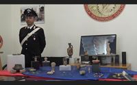 copia di 600 reperti in casa collezioni abusive sequestrate dai carabinieri