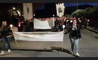 a ruinas le fiaccole contro la violenza e gli omicidi il paese non si arrende