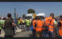 cagliari esplode la protesta dei portuali tir bloccati traffico in tilt