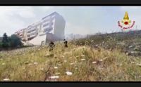 cagliari incendio a tuvixeddu e tuvumannu minaccia le abitazioni