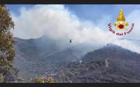 resta l allerta incendi nell isola a torp case evacuate per precauzione